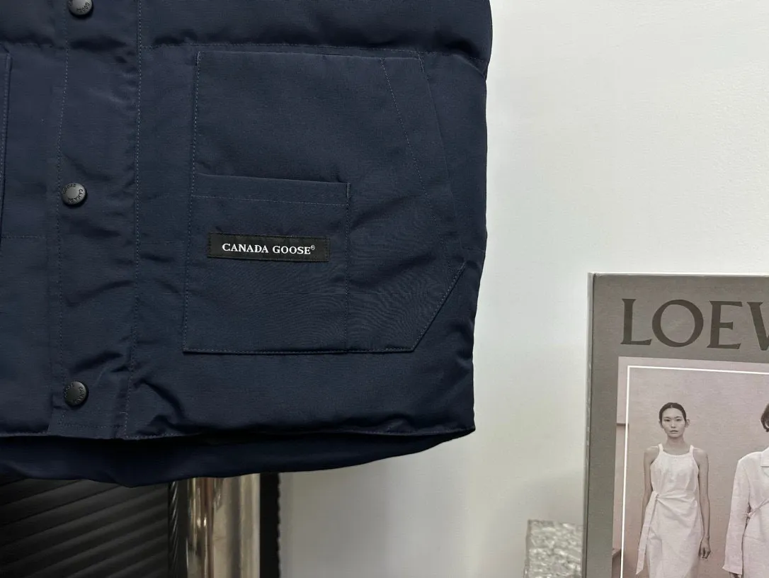 P360 [Canada Goose] Canada Goose #Freestyle Crew 4154M Men’s and Women’s Vest Down# ➖ Imported Behringer embroidery machine with customized 10,000-needle embroidery logo! ➖ Imported 21-count polyester-cotton blended original fabric, using Feather-Light 10D waterproof coating fabric, made of 84.5% polyester fiber and 15.5% cotton, 100% the best feel in the entire network! ➖ The genuine official website uses the national standard 80 white duck down, and will never be misled by false claims such as 90 down or goose down! ➖ 100% nylon nylon lining with double double-layer sealing design to prevent velvet from running away. Top-grade polar fleece is used in the collar and pockets to keep warm and comfortable! ➖ Yoshida YKK provides original custom-made electroplated sliders. YKK two-way lockable zippers are tight and smooth and will not peel off paint! ➖ 3M composite original Velcro is durable, and all accessories and hardware are disassembled and customized! ⛔No slander, no exaggeration, no need for too much copywriting, because it is focused, it is professional!  SIZE: XS S M L XL XXL